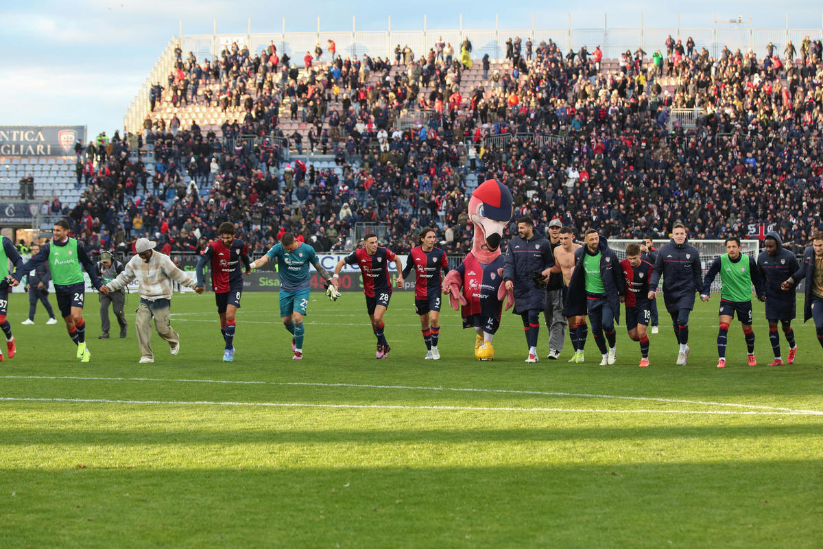 足球迷们热情备战，为欧国联比赛加油助威